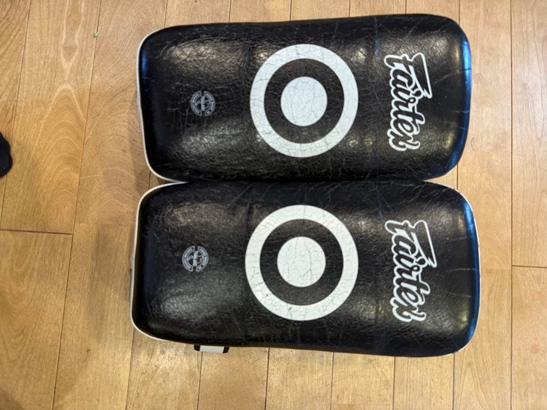 Fairtex キックミット ブラック/ホワイト