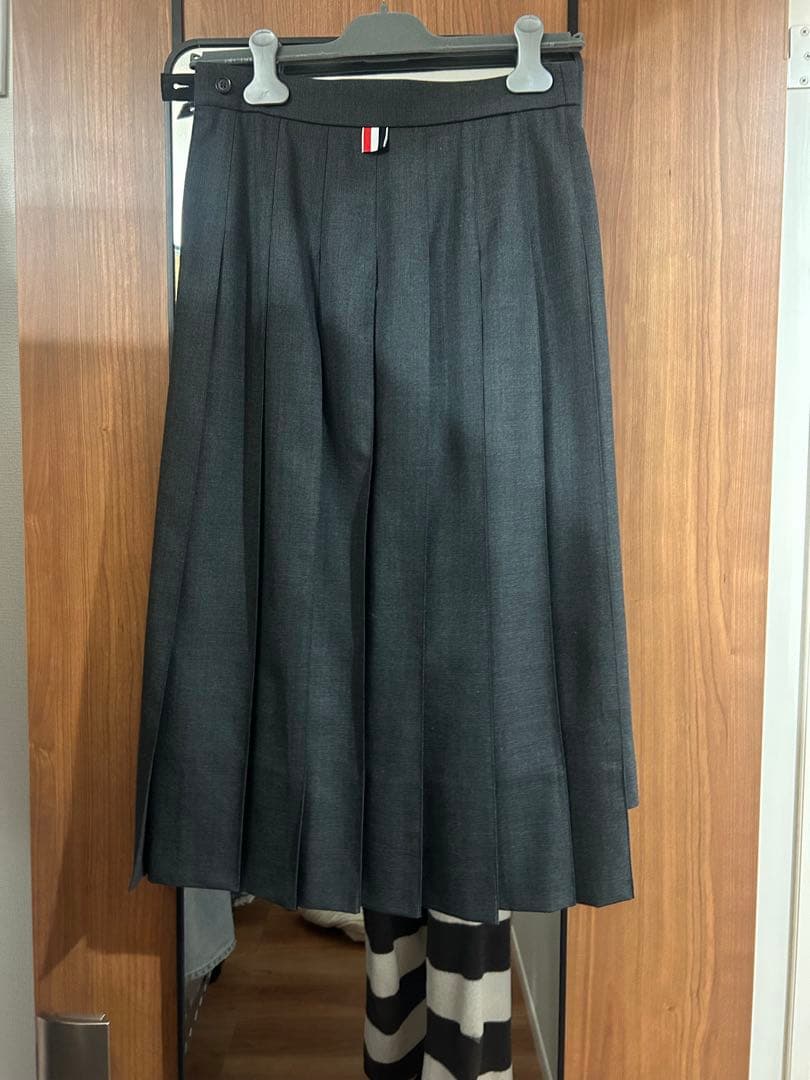 トムブラウン　膝下丈プリーツスカート