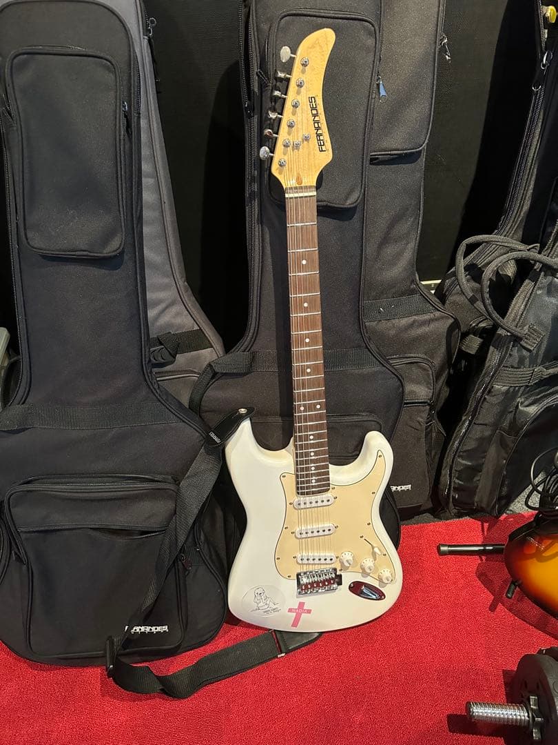 FERNANDESストラトキャスターエレキギター ホワイト ストラップ付き
