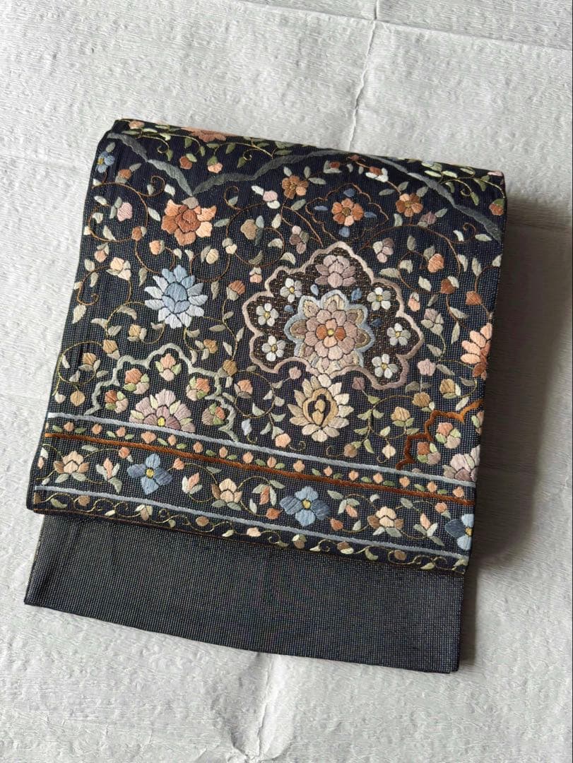 【未使用　お仕立て上り】　正絹　お太鼓柄　総刺繍　金通し　オリエンタル更紗