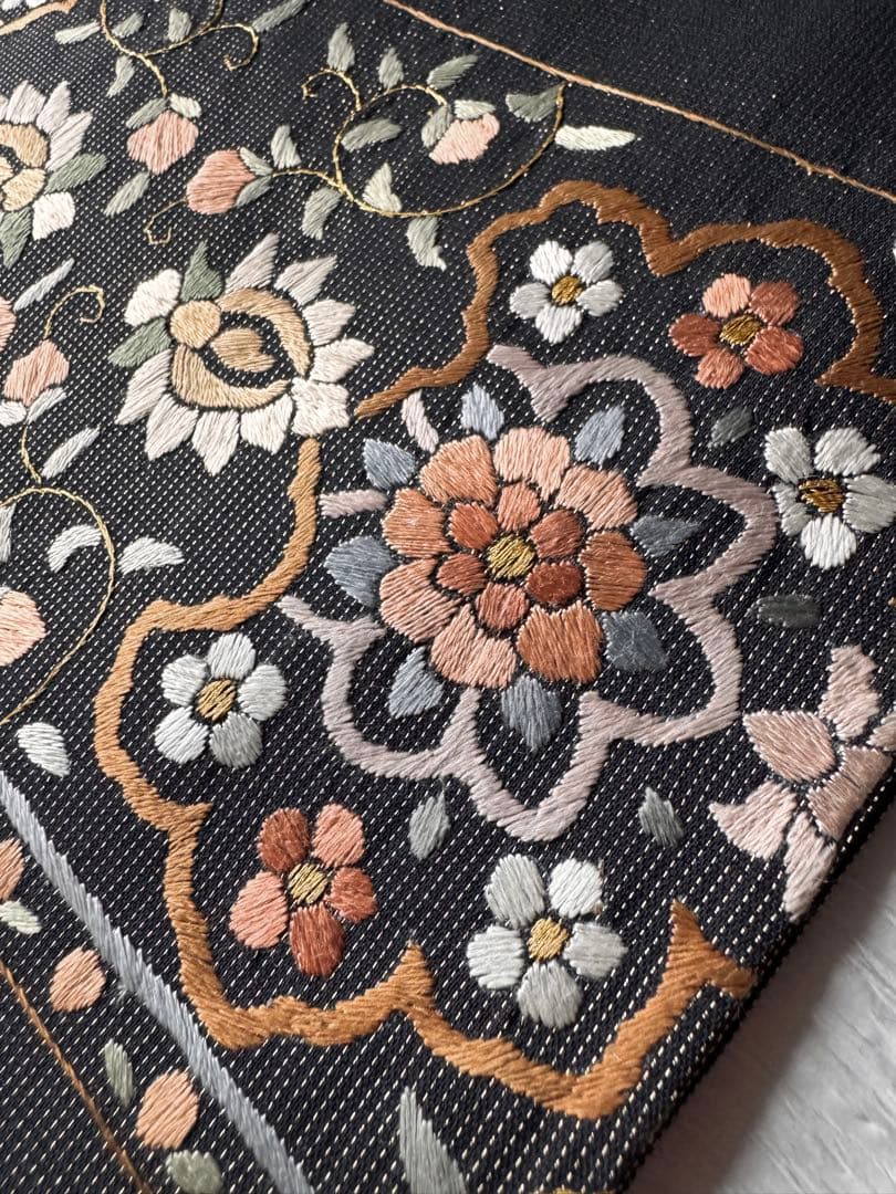 【未使用　お仕立て上り】　正絹　お太鼓柄　総刺繍　金通し　オリエンタル更紗