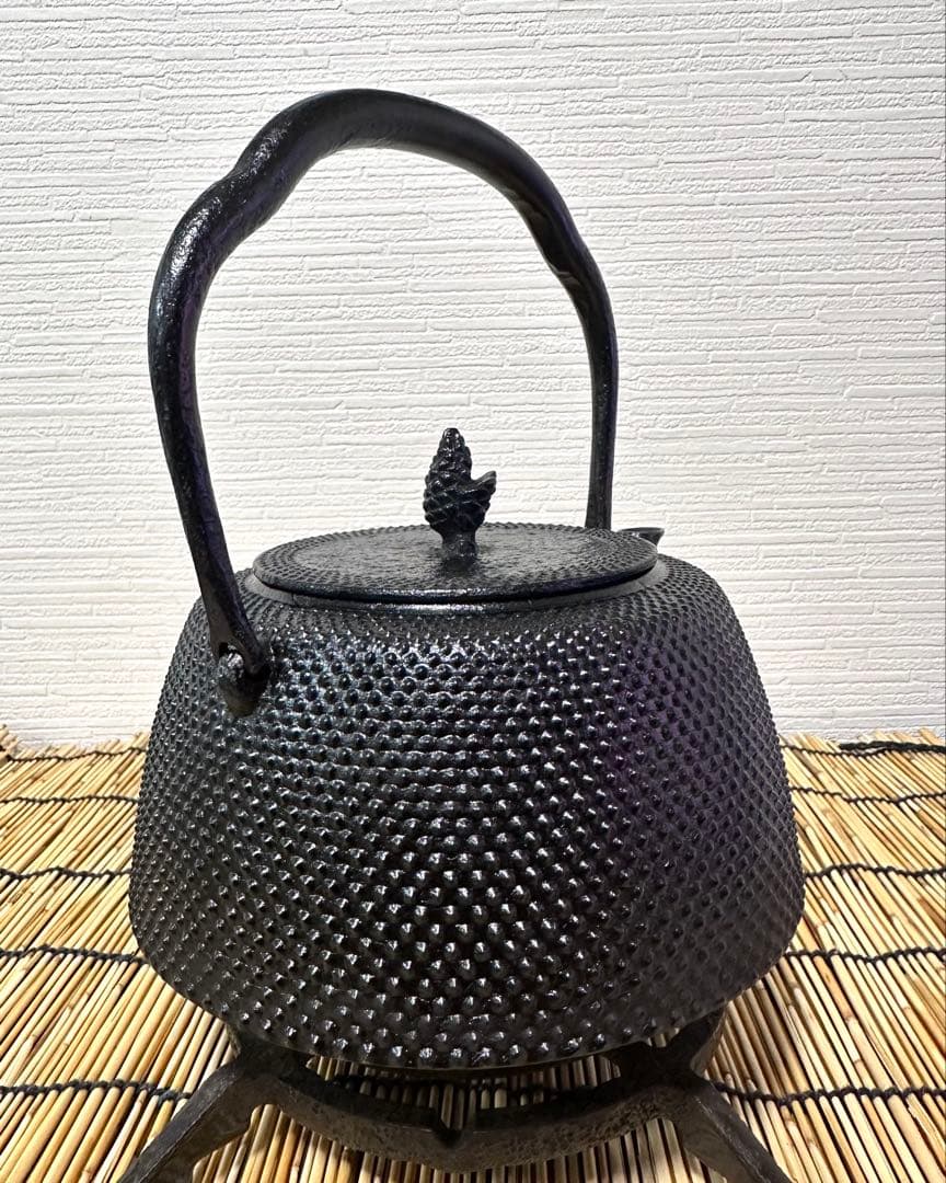 未使用品　南部岩鋳四代目清末作 　真作保証　１８型九重アラレ　南部鉄瓶