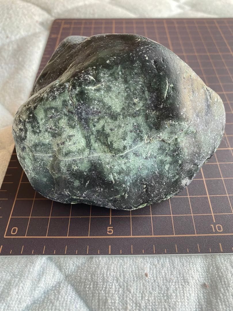 原石　糸魚川　黒翡翠　鑑賞石　770g