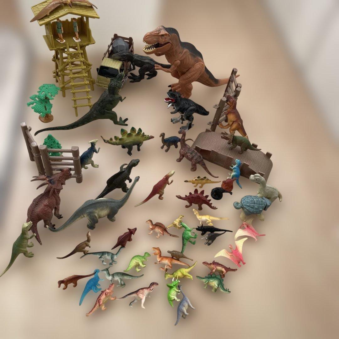 恐竜フィギュアセット 約46体程＋車や木など、動く恐竜あり
