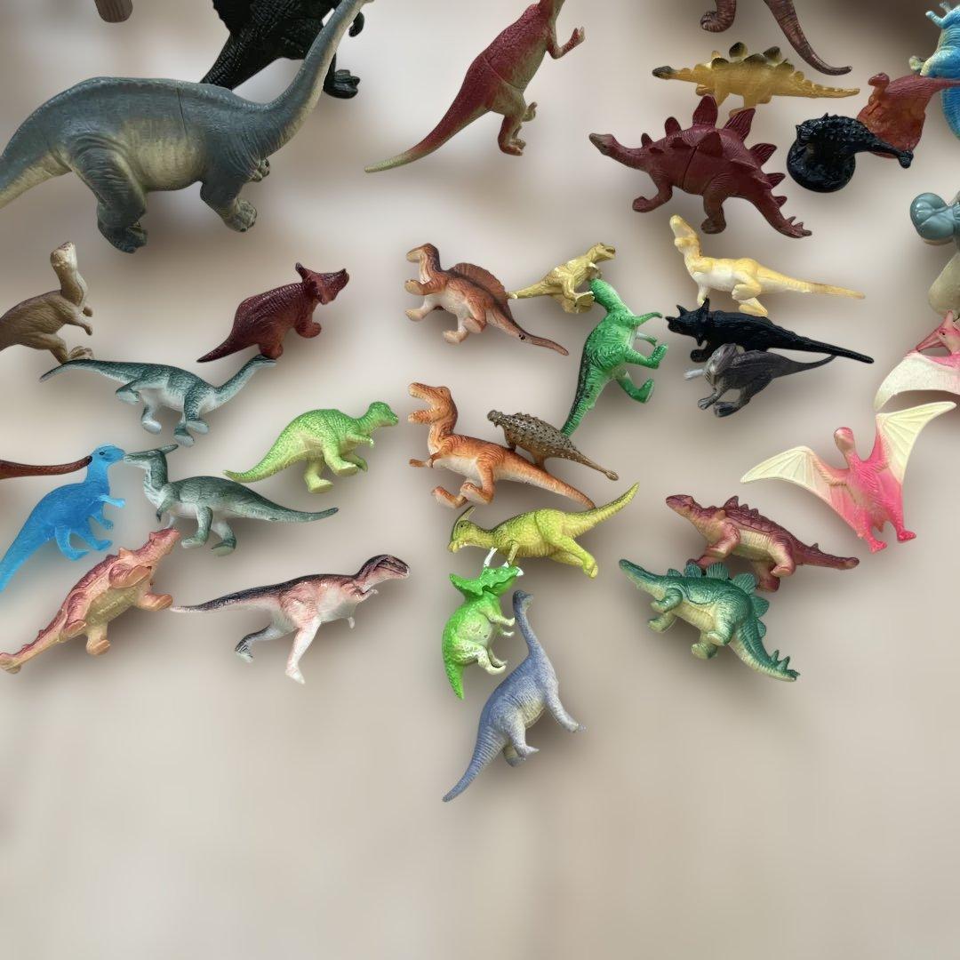 恐竜フィギュアセット 約46体程＋車や木など、動く恐竜あり
