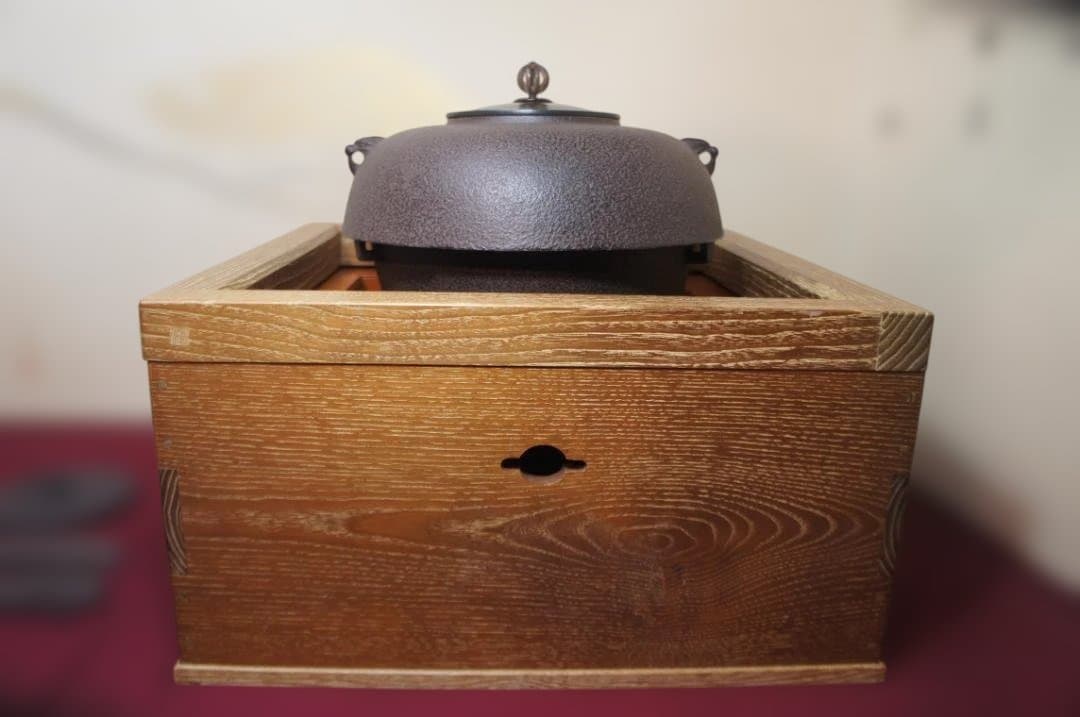 ☆桑色置炉 在銘裏甲釜 裏釜 替え蓋 釜鐶 置炉用600w炭型電熱器 送料込み