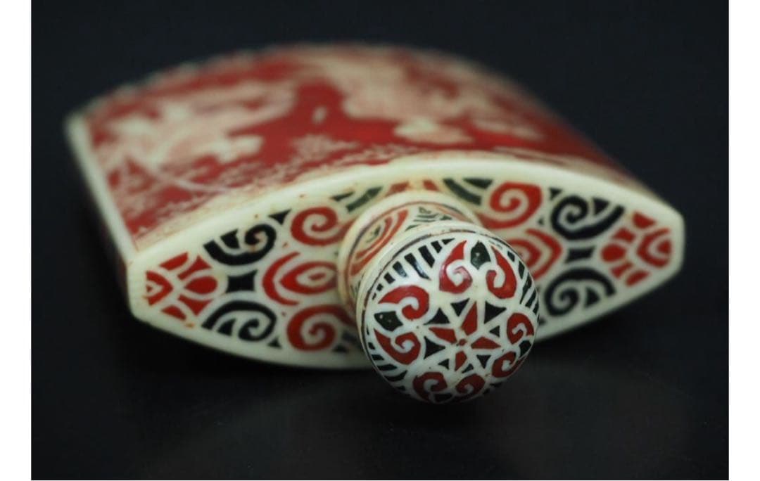 送料無料　『乾隆』款　細密彫　花鳥人物図鼻煙壺　72ｇ　中国古玩