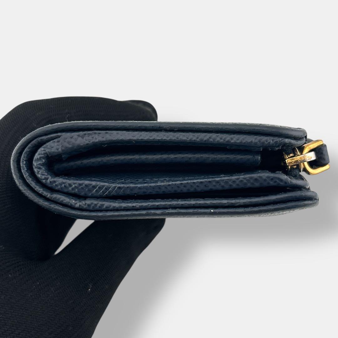 美品 プラダ 二つ折り財布 コンパクト サフィアーノレザー ロゴ 1ML018