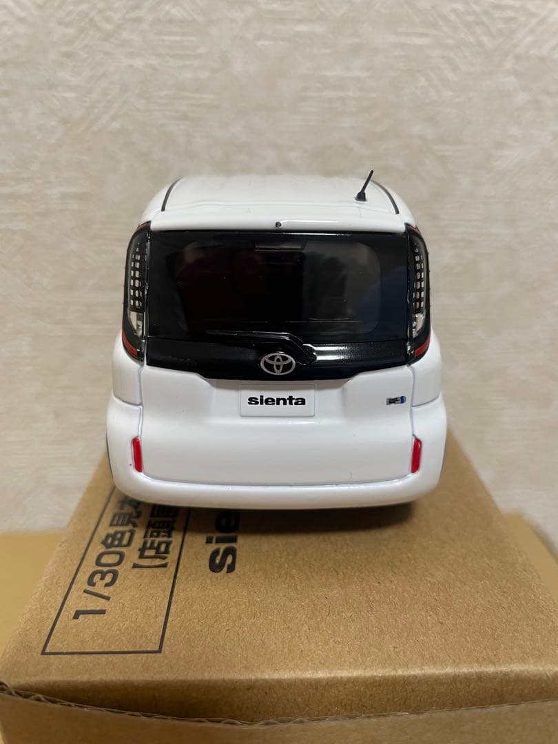 トヨタ シエンタ 1/30スケール ホワイト