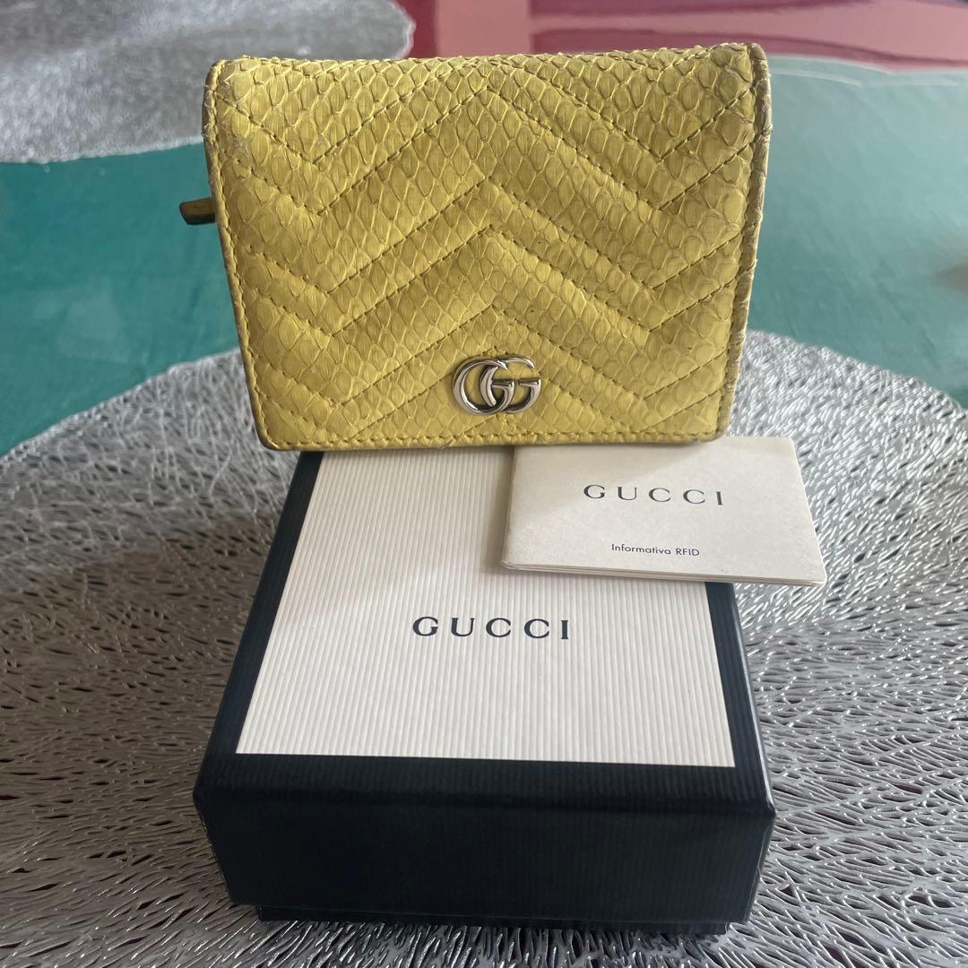 グッチ折財布　パイソンマーモントイエロー。箱付き