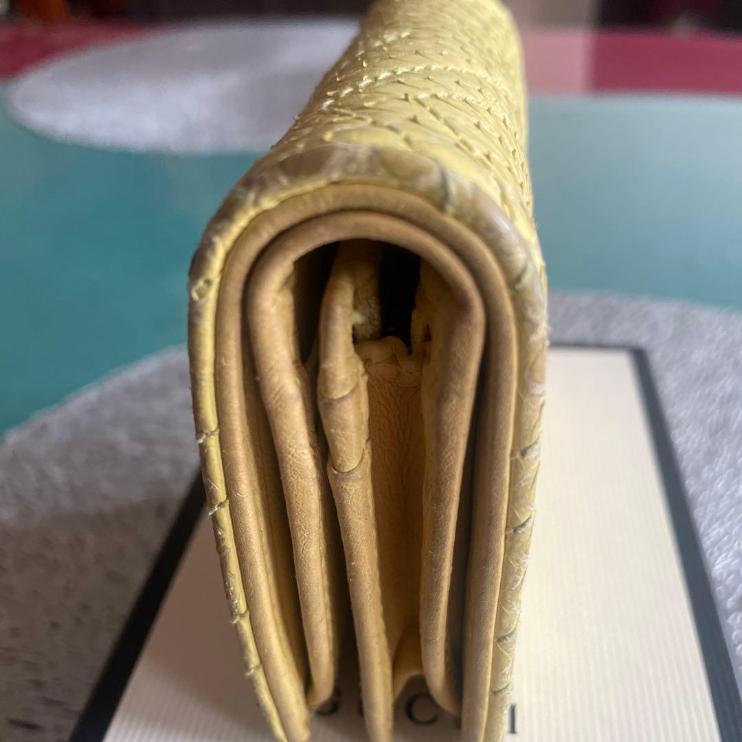 グッチ折財布　パイソンマーモントイエロー。箱付き