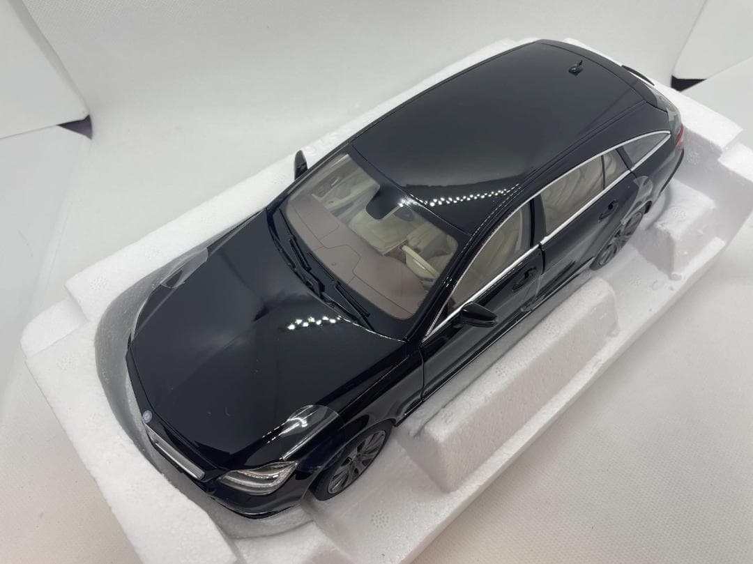 304-031 ノレブ 1/18 メルセデスベンツ CLS Shooting