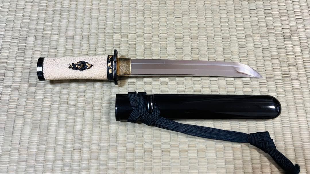 模造刀 拵え 短刀 二重刃文 御守刀 出鮫柄 儀礼刀 居合刀 251012-2