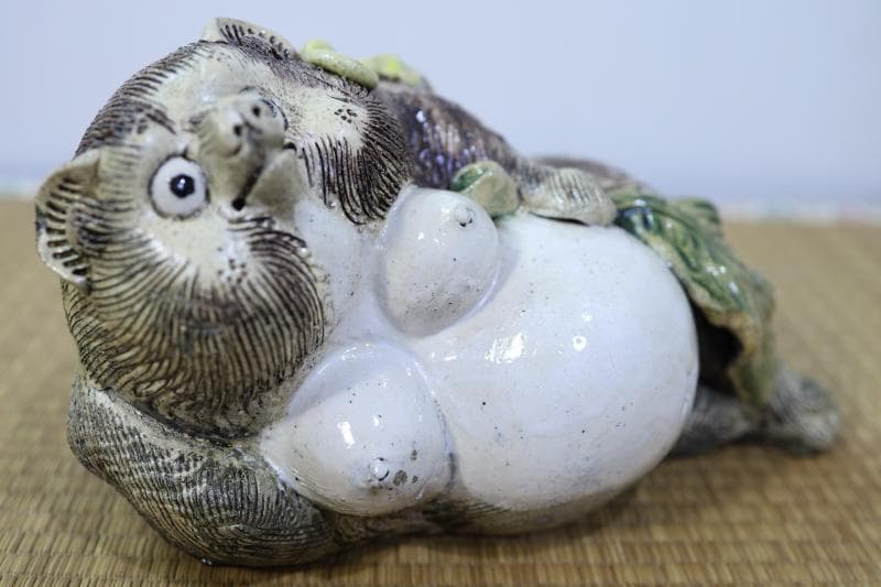 ◆信楽焼　珍しい女の狸さん　長さ32㎝ 　置物