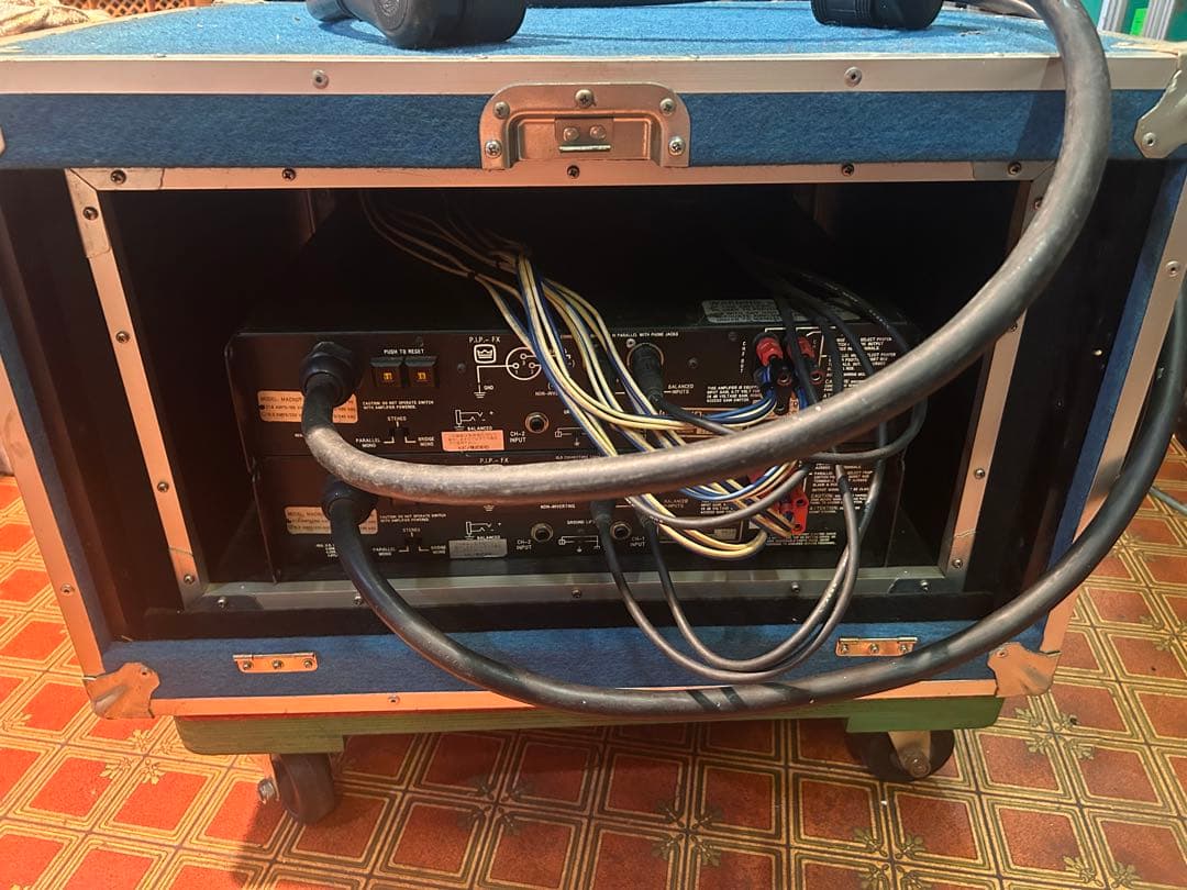 Crown社のパワーアンプ「Macro-Tech 2400」　　2台セット