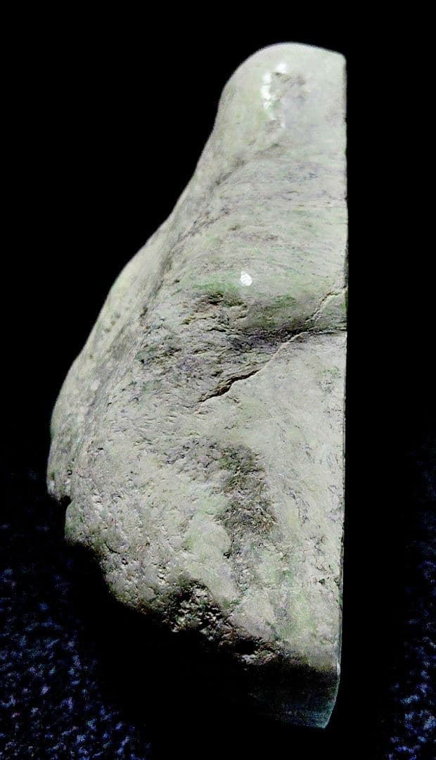 ★翡翠原石★糸魚川硬玉【小滝・川ズレ・カット1.5kg】