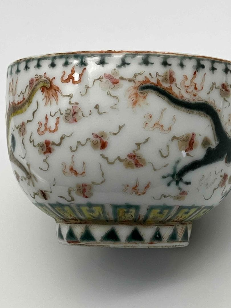 清乾隆時代　【大清乾隆年製】在銘粉彩 紅緑彩 双龍戲珠文杯 琺瑯彩碗(F-73)