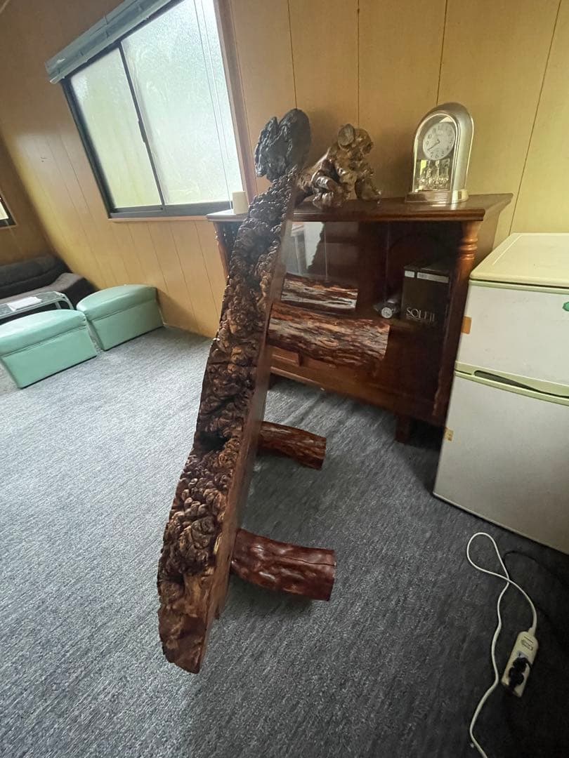 自然形状の木製テーブル