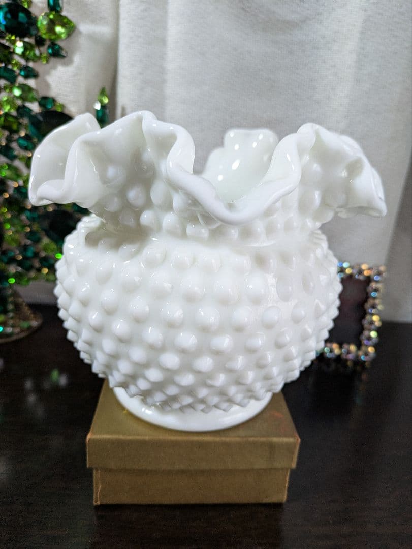 フェントン　ホブネイル　ホワイトガラス製フリルエッジ花瓶　お値下げ中