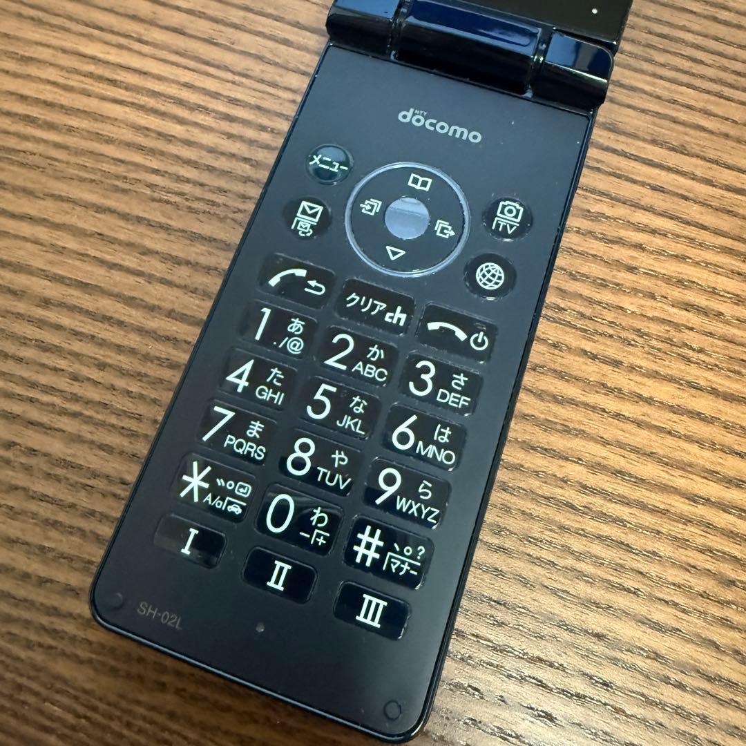美品 docomo SH-02L 折り畳み式 ブラック 携帯電話 シャープ