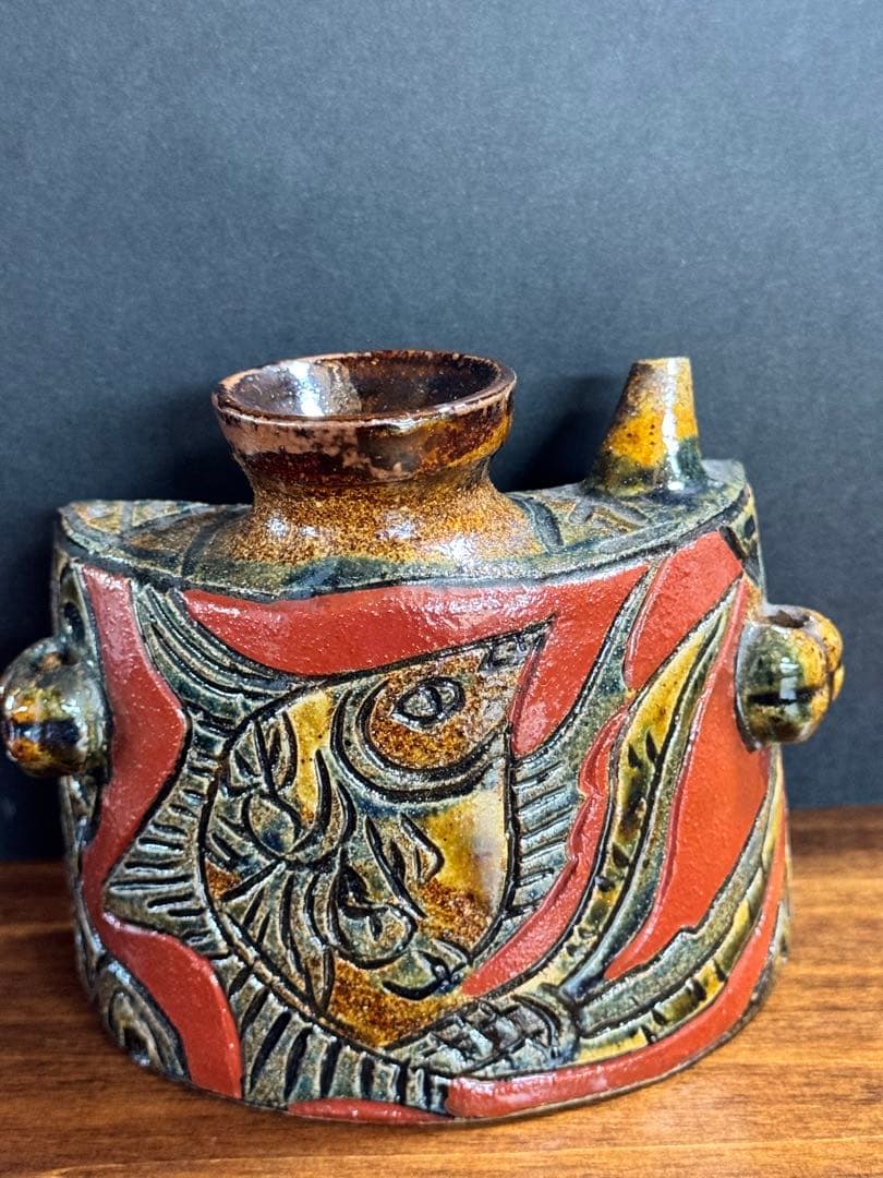 新垣菊さんの傑作、抱瓶　傷なし、欠けなし、躍動感、深い色合いと秞が素晴らしい。