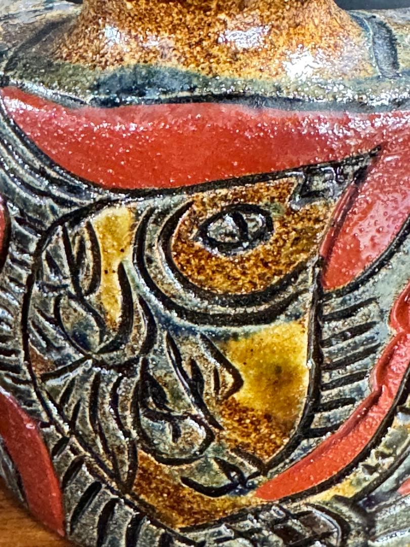 新垣菊さんの傑作、抱瓶　傷なし、欠けなし、躍動感、深い色合いと秞が素晴らしい。