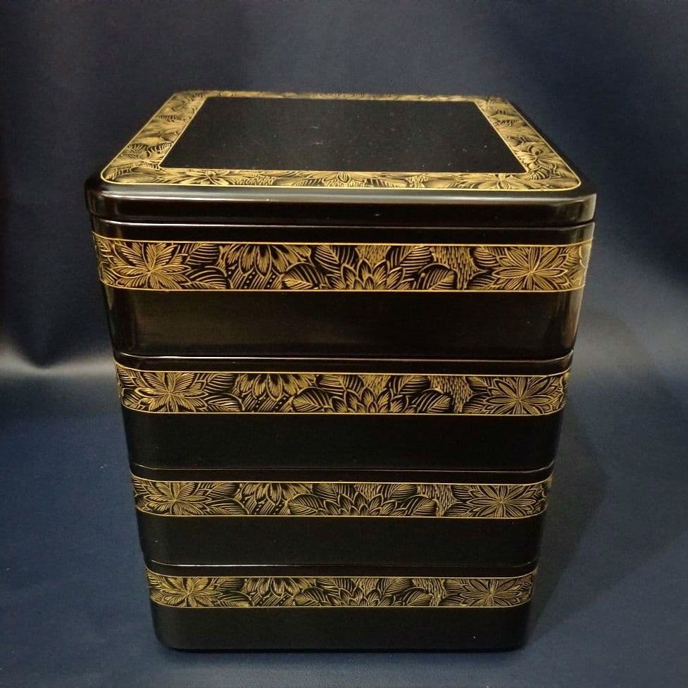 美品 輪島塗 布着本堅地 四段重 黒漆 極上菊花 沈金 蒔絵 重箱