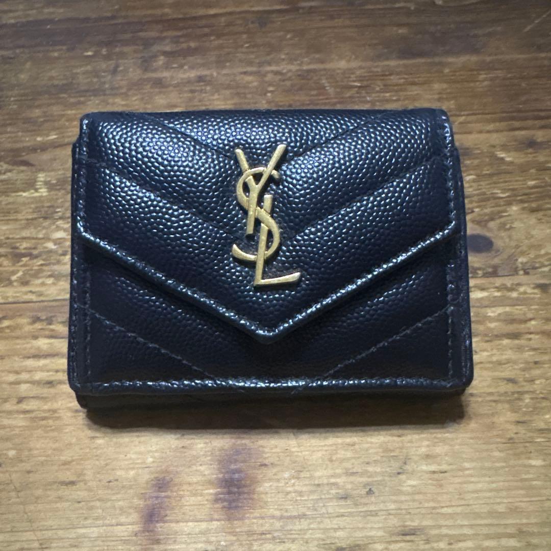 YSLのブラック二つ折り財布