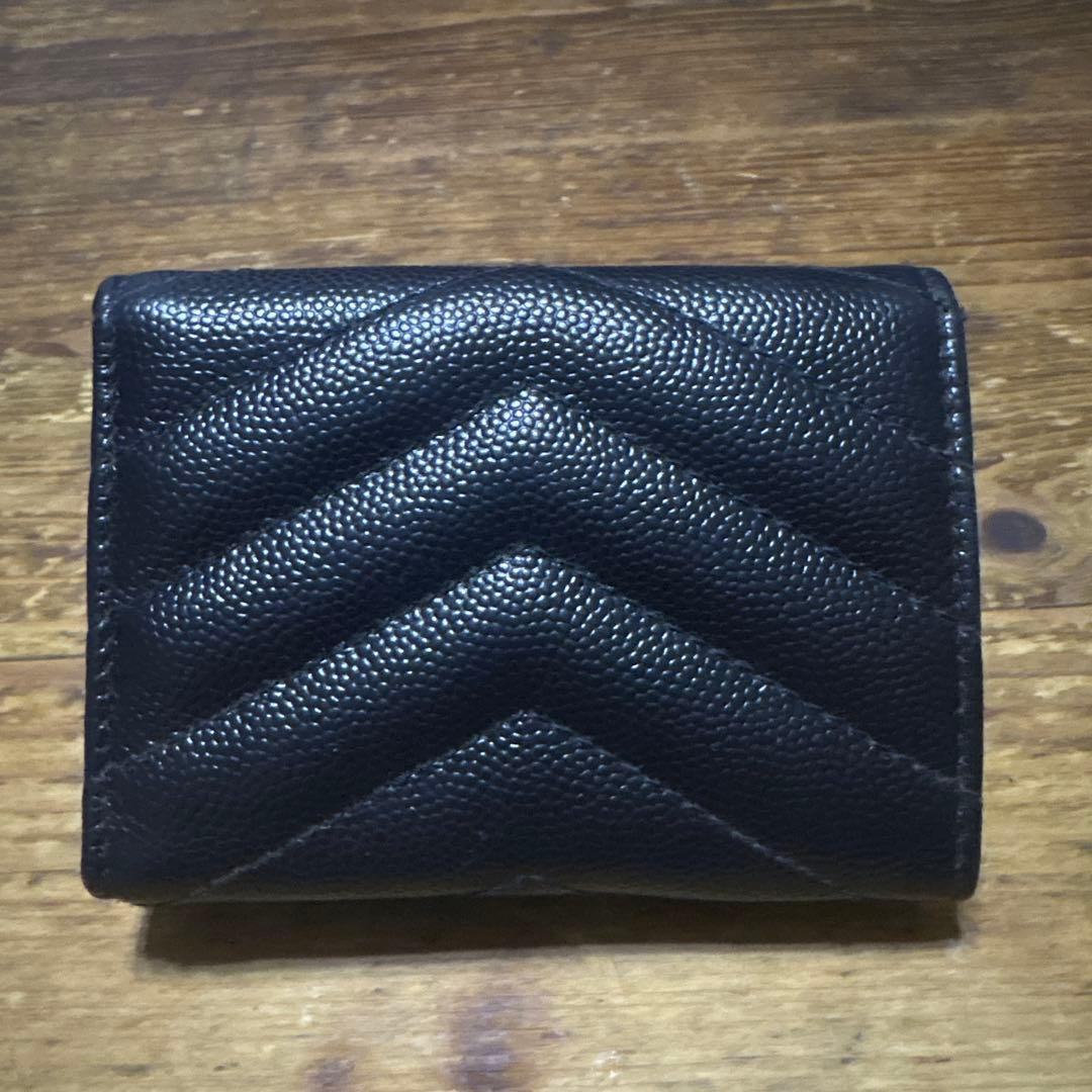 YSLのブラック二つ折り財布