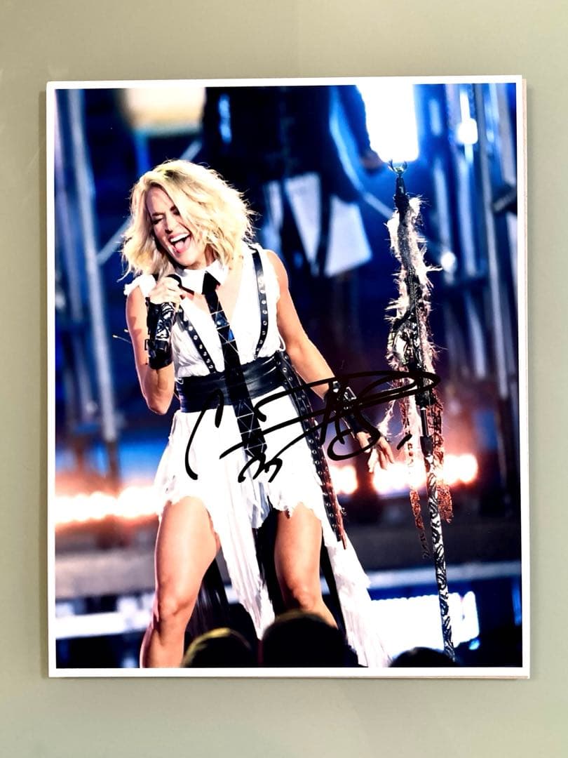 キャリー・アンダーウッド直筆サイン入り超大型写真…