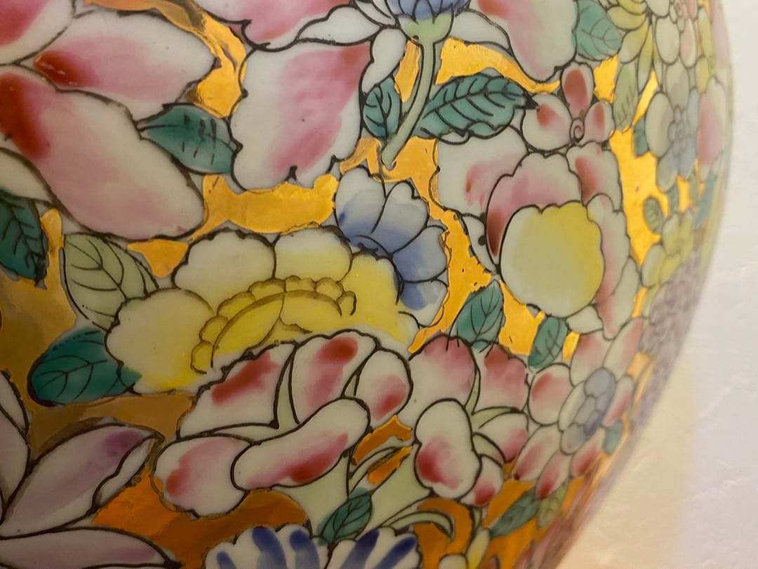 大清乾隆年製款 粉彩金地萬花紋天球瓶　金彩　五彩　色絵磁器