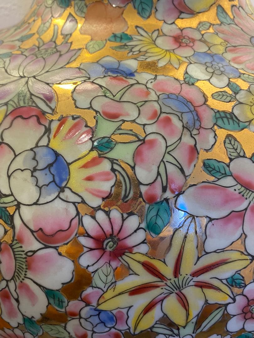 大清乾隆年製款 粉彩金地萬花紋天球瓶　金彩　五彩　色絵磁器