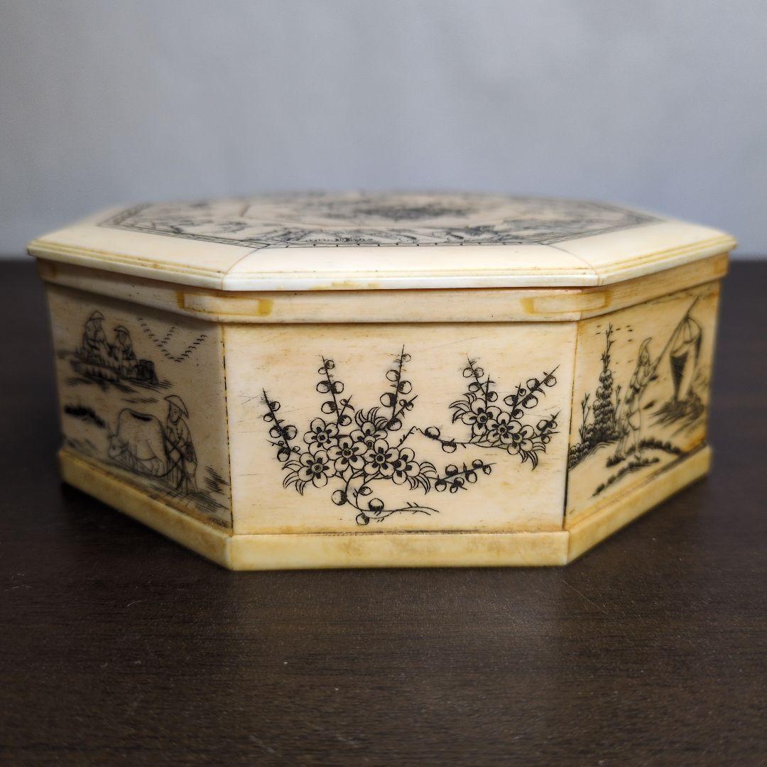 古月軒製 獣骨製 唐人動植物文様 八角 蓋物