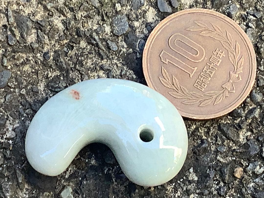 ✳赤褐色入り糸魚川翡翠アイスジェイド*高額勾玉　鑑定鑑別書付本物をお持ちください