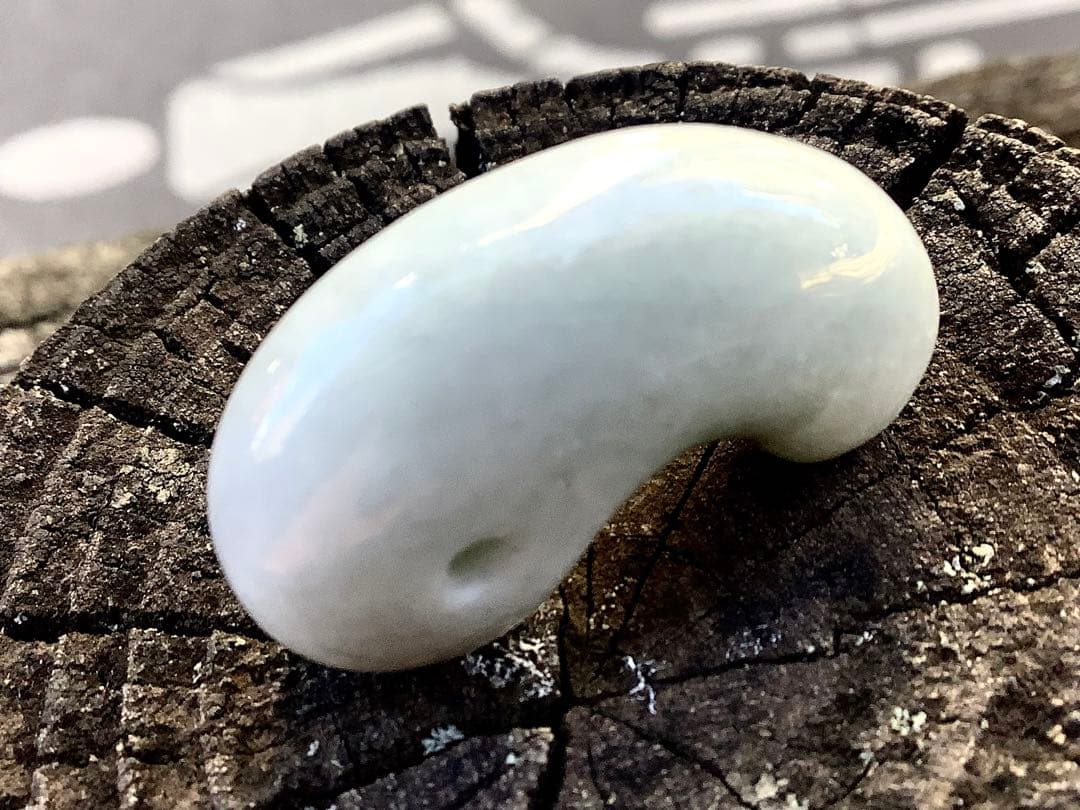 ✳赤褐色入り糸魚川翡翠アイスジェイド*高額勾玉　鑑定鑑別書付本物をお持ちください