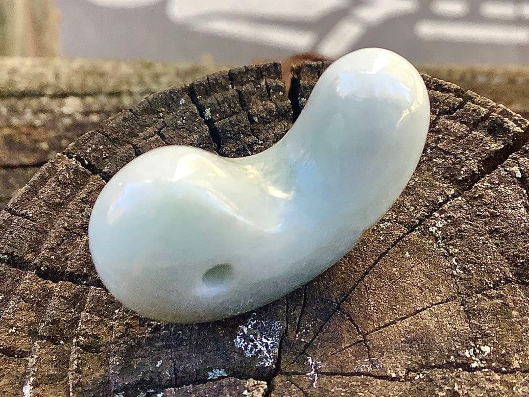 ✳赤褐色入り糸魚川翡翠アイスジェイド*高額勾玉　鑑定鑑別書付本物をお持ちください