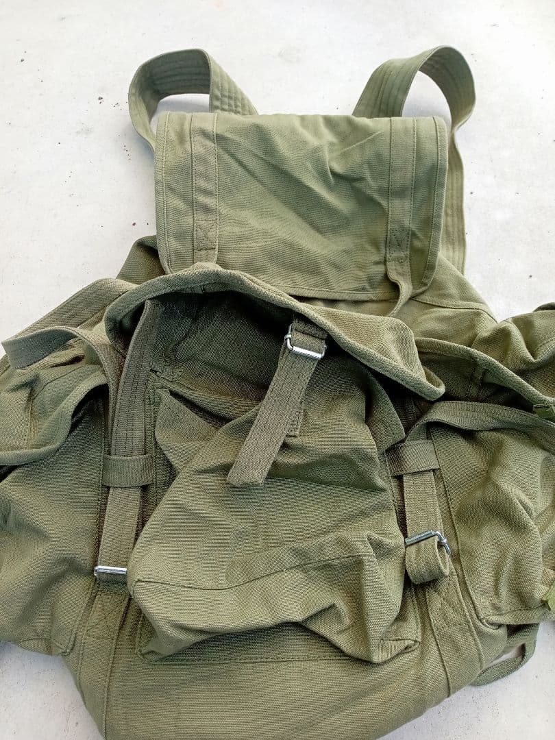 北ベトナム軍　ベトコン　リュック　レプリカ　ベトナム製　カーキ色　新品