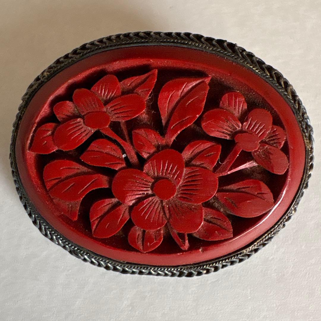 堆朱　漆　花彫刻　ブローチ，ビンテージ　中国アンティーク