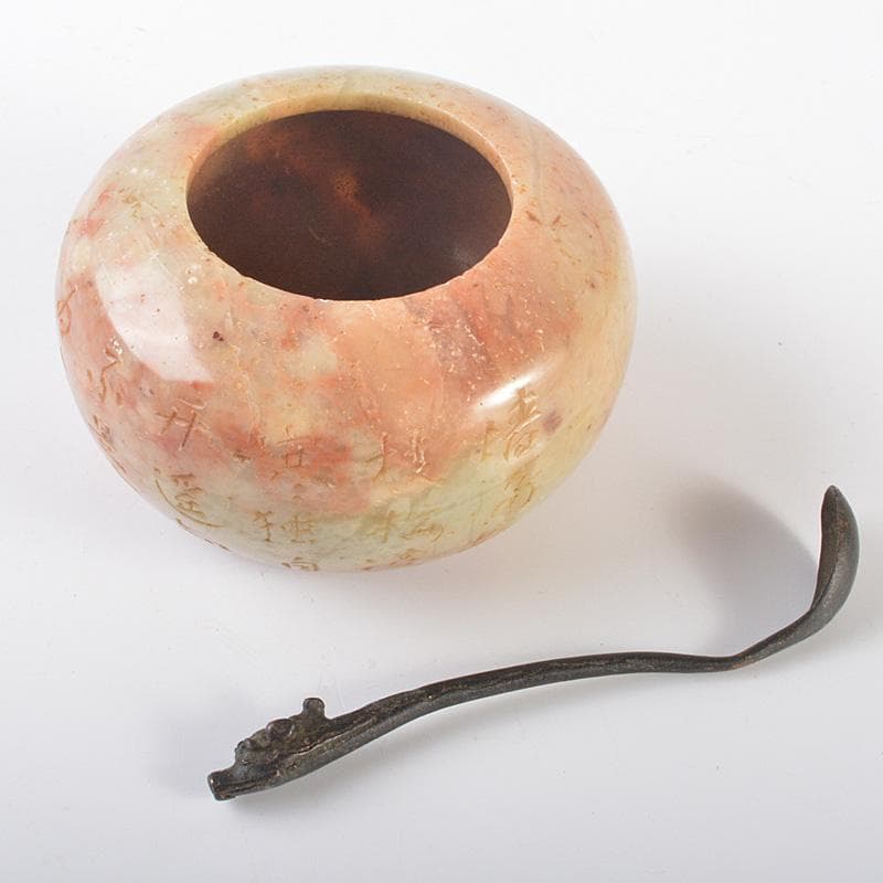 中国　玉石彫刻　山水漢詩刻　水孟　銅匙付　合わせ箱　M　R6515