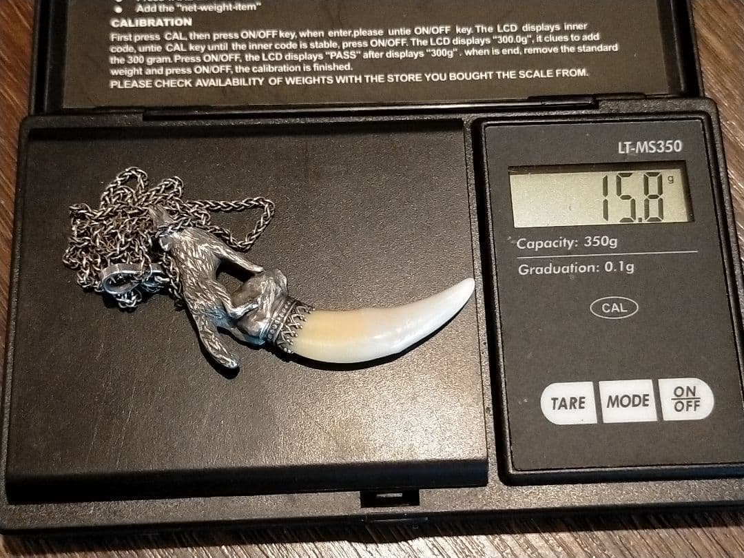 狼と牙のネックレス