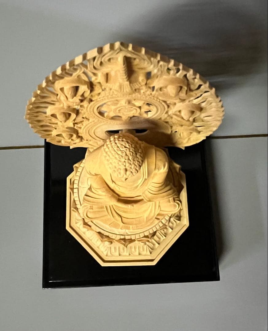 仏像　柘植　木彫　座釈迦　台座付　飛天光背　アクリルケース付き　18