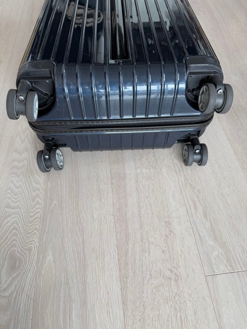 人気モデル　リモワ サルサエアー 33〜34L 4輪 機内持ち込み可能　正規品