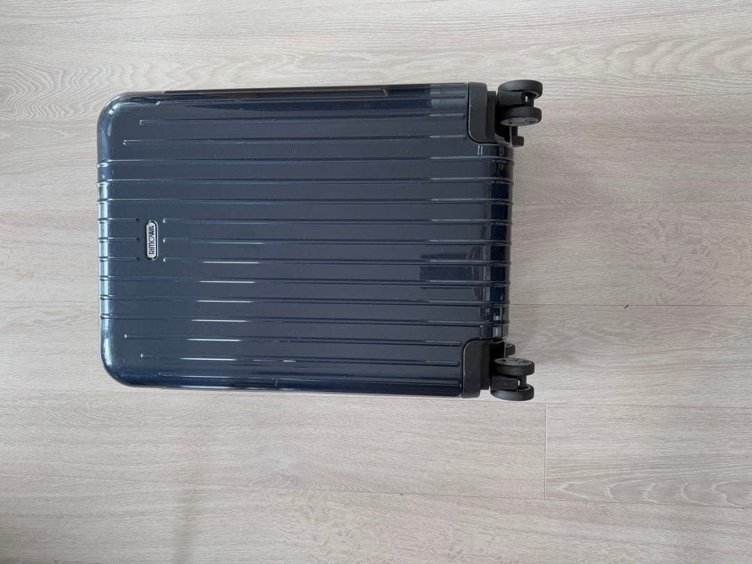 人気モデル　リモワ サルサエアー 33〜34L 4輪 機内持ち込み可能　正規品