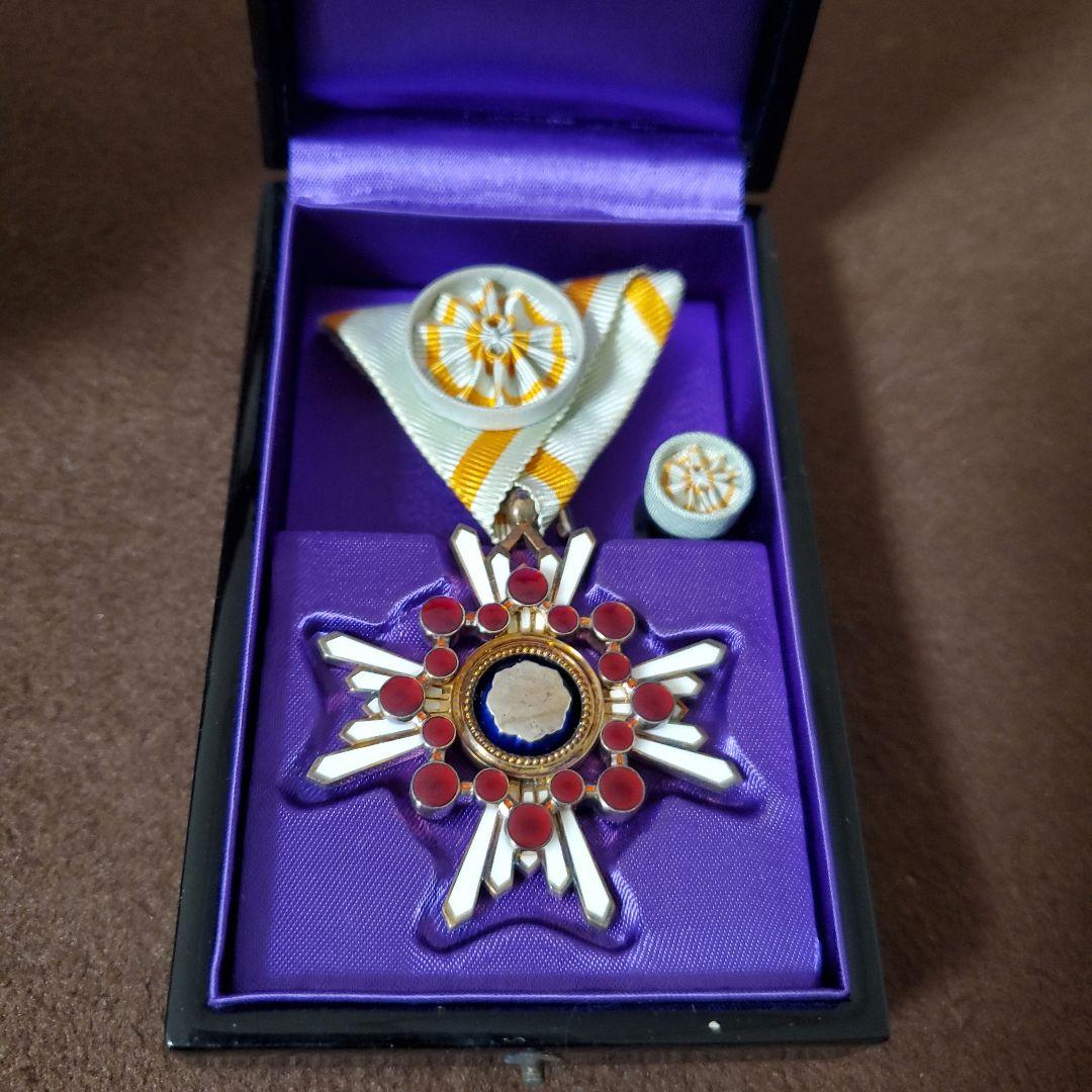 ●日本国 ● 勲四等瑞宝章　勲章 略綬 共箱付