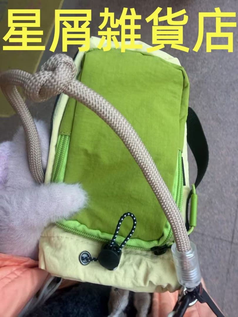 コンパクトな緑とクリーム色のキャリーバッグ