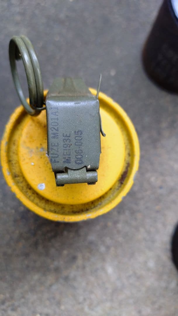 M18スモークグレネード 2本セット 使用済み イエロー レッド 米軍 ナム戦
