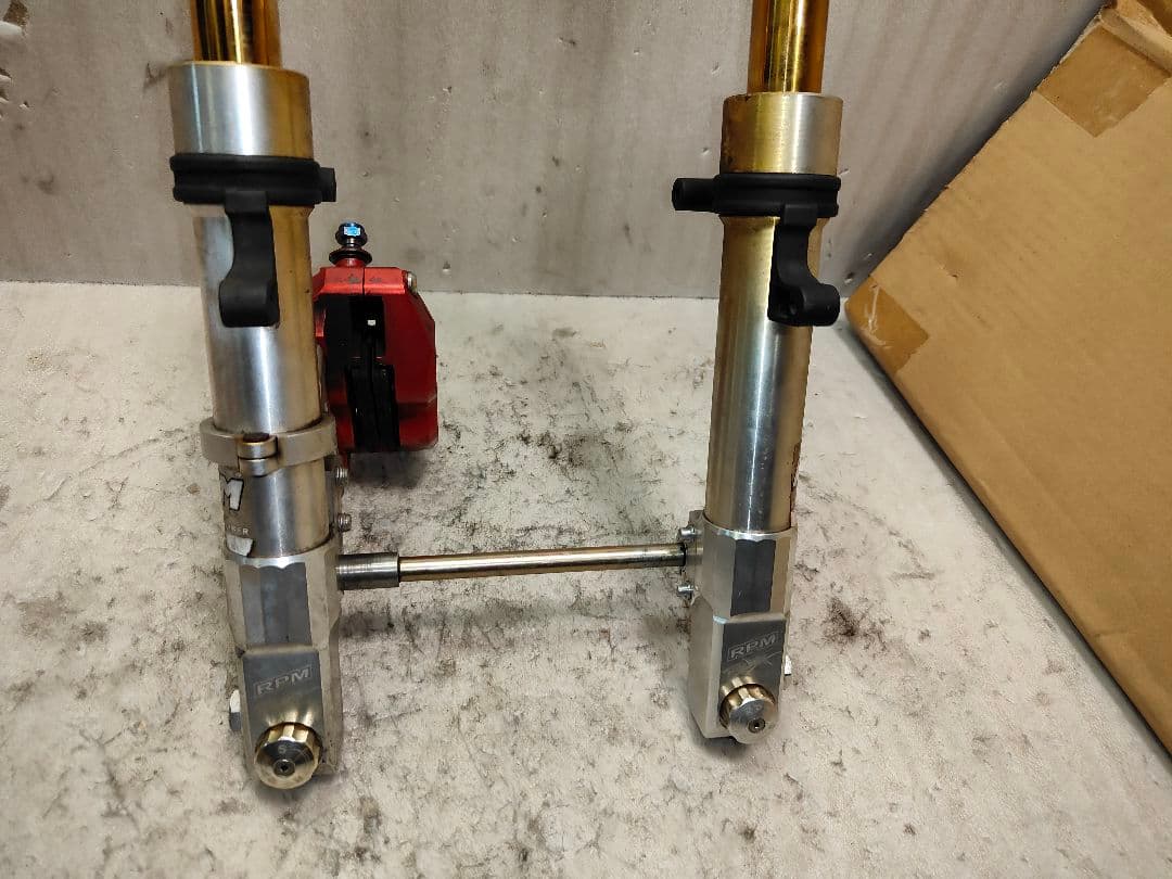 シグナスX 用 30パイ RPMレーシング製フォーク ラジアルキャリパー付き