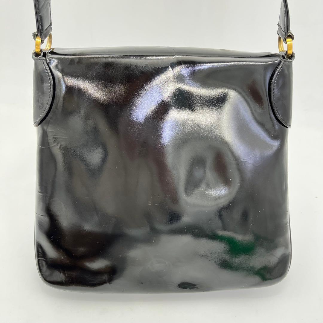 GUCCI ワンショルダーバッグ 肩掛け ゴールド金具 タイガー エナメル 黒