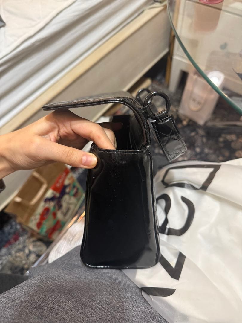 Chanel ブラック エナメル キルティング ハンドバッグ