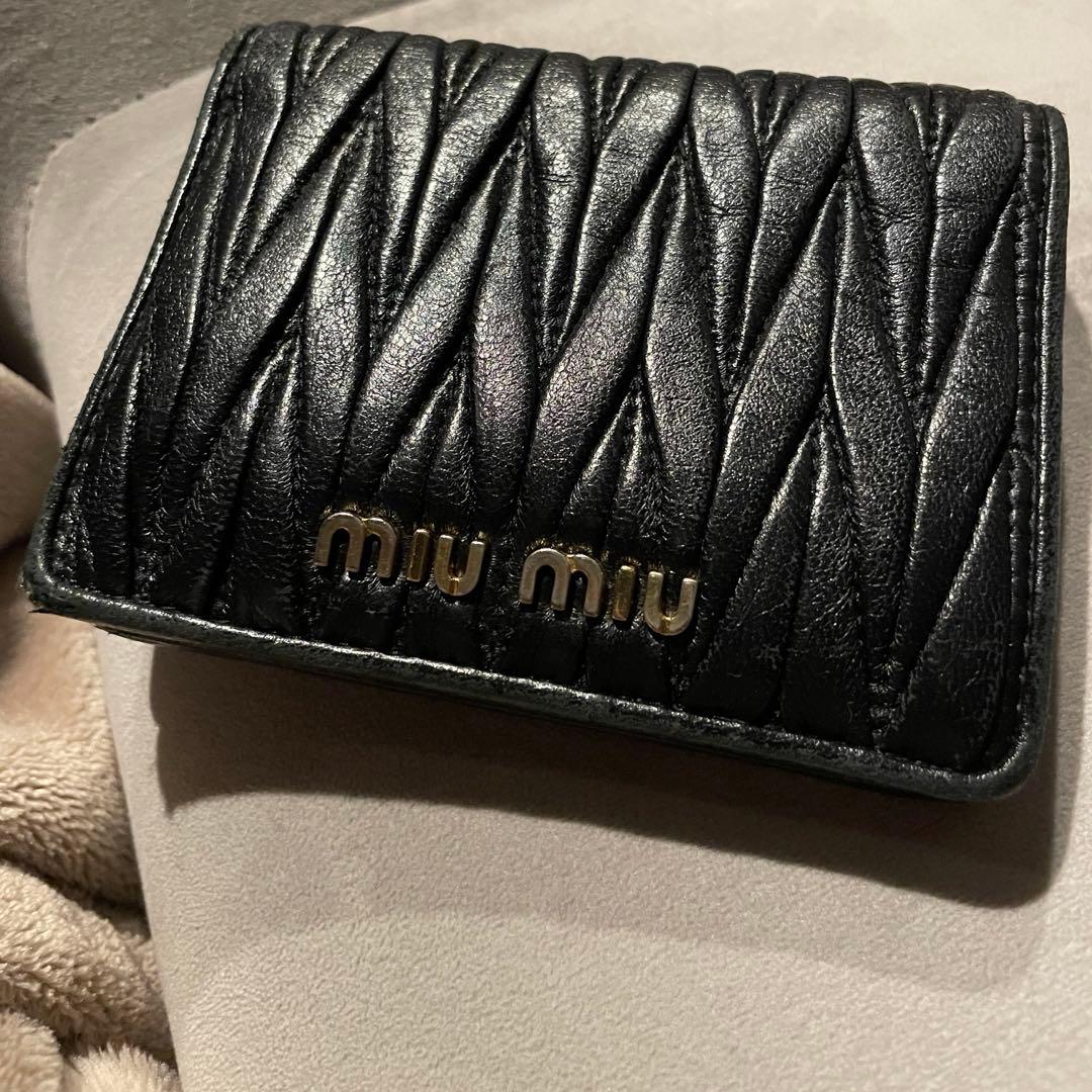 miumiu マテラッセ　財布　二つ折り　ブラック　レザー